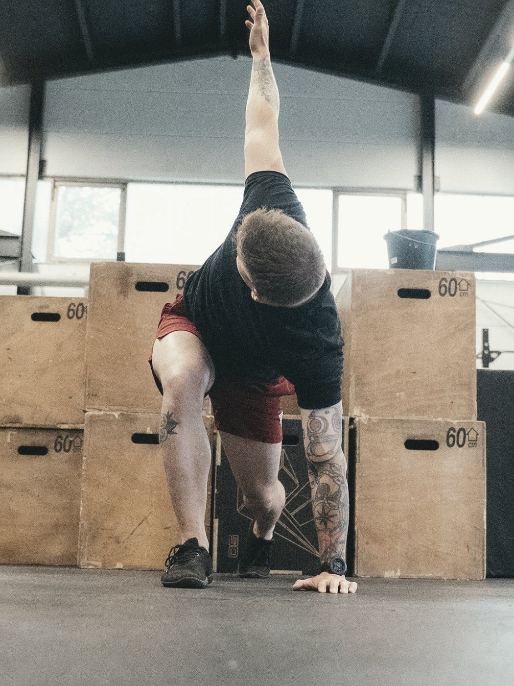 Athlet in kontrollierter Handstand-Position
